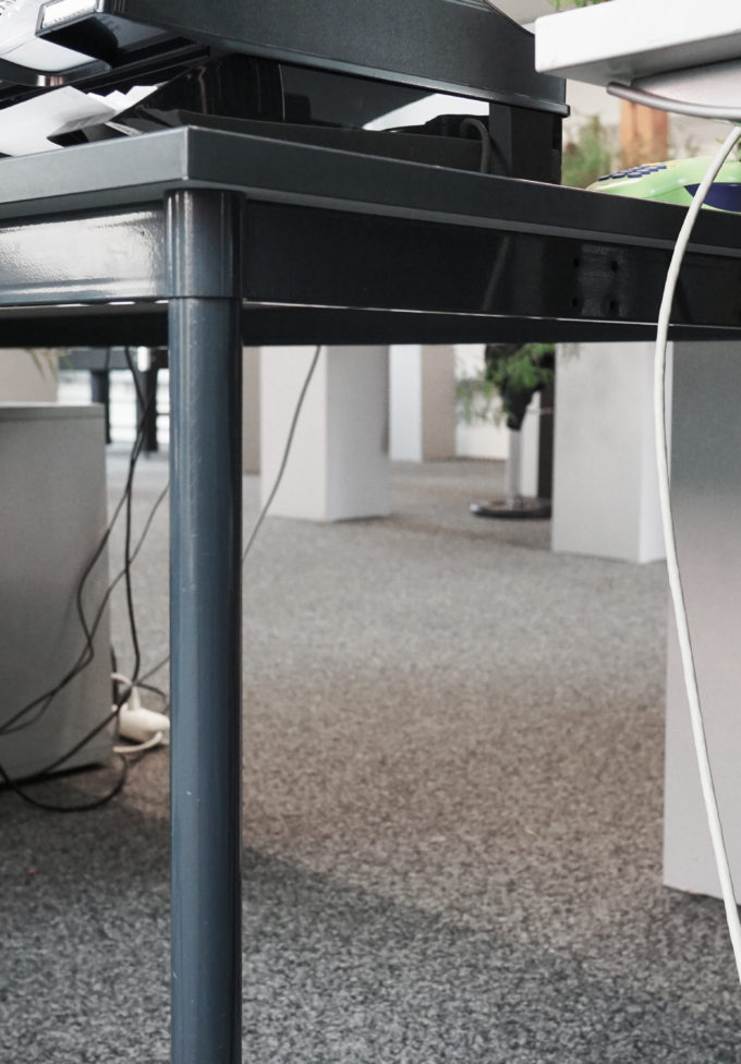 stabiler Tisch hat Metallbeine